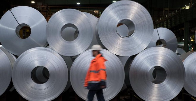 Rollos de aluminio del fabricante alemán Salzgitter almacenados. EFE/ David Hecker