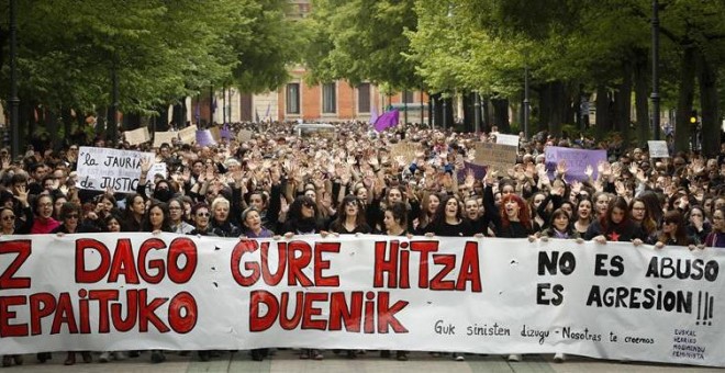 Imagen de archivo de una de las manifestaciones ante el Palacio de Justicia de Navarra para mostrar su rechazo a la sentencia de 'La Manada'. EFE/Villar López