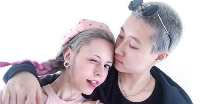 Etta Ng, la hija de Jackie Chan, con su novia. INSTAGRAM/Stolenmilktea