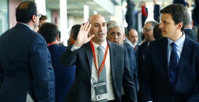 Luis Manuel Rubiales (c), nuevo presidente de la RFEF, a su llegada a la Asamblea General de la Federación Española de Fútbol (RFEF). /EFE