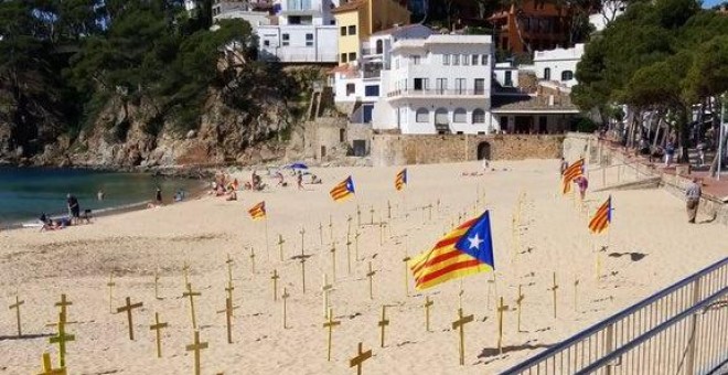 Cruces amarillas instaladas en una playa de Catalunya. TWITTER/@DiegoHid3