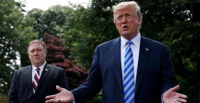 El presidente Donald Trump habla con los medios mientras el secretario de Estado, Mike Pompeo, le observa. 1 de junio de 2018. REUTERS/Leah Millis