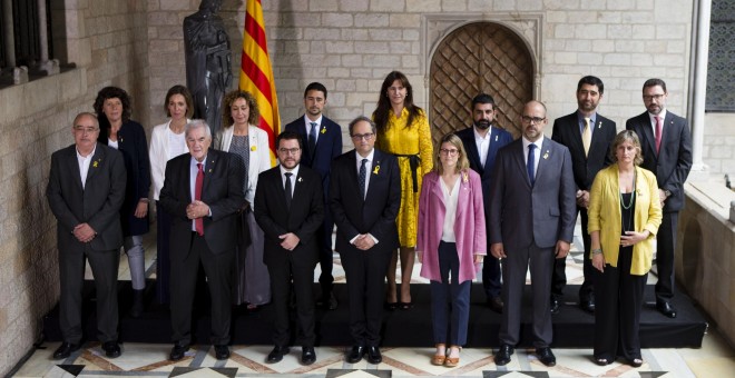 Foto de familia del nuevo Govern de la Generalitat tras el acto de toma de posesión de los consellers. En primera fila y de izq. a drch: Josep Bargalló, conseller de Enseñanza; Ernest Maragall, conseller de Acción Exterior, Relaciones Institucionales y Tr