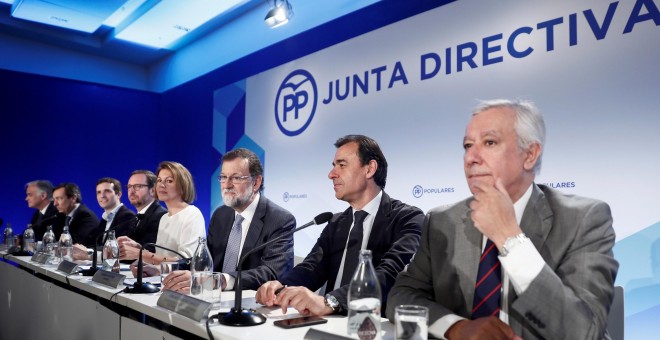 El presidente del PP, Mariano Rajoy, la secretaria general, María Dolores de Cospedal, y el coordinador general, Fernando Martínez Maíllo, entre otros, durante la reunión de la Junta Directiva Nacional del PP. EFE/Mariscal