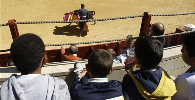 Unos niños presenciando una corrida de toros. EFE / Archivo