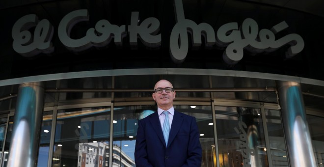 El nuevo presidente de El Corte Inglés, Jesús Nuño de la Rosa, delante de uno de sus establecimientos en Madrid. REUTERS/Susana Vera