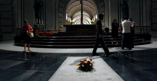 Varias personas pasan por delante de la tumba del dictador Francisco Franco en el altar mayor de la Básilica del Valle de los Caídos. REUTERS/Andrea Comas