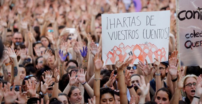 Manifestación de mujeres en Madrid, esta tarde ante el Ministerio de Justicia, en protesta por la puesta en libertad bajo fianza de los cinco miembros de 'La Manada'. EFE/Juan Carlos Hidalgo