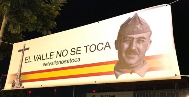 La Ciudad del Fútbol de Las Rozas, Madrid, ha amanecido con una gran pancarta contra la exhumación de Franco del Valle de los Caídos. / @pabloMM