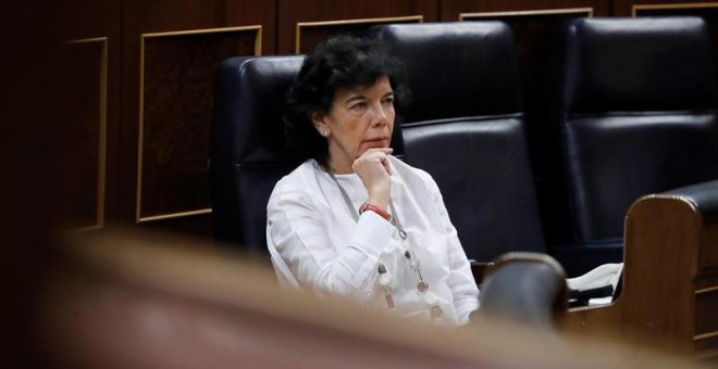 La portavoz del Gobierno y ministra de Educación y Formación Profesional, Isabel Celaá, durante un pleno del Congreso de los Diputados.- EFE/Juan Carlos Hidalgo