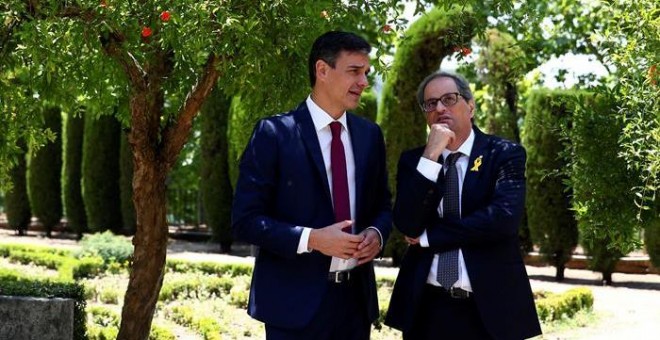 Pedro Sánchez y Quim Torra, durante un paseo por los jardines de La Moncloa. EFE/Fernando Calvo