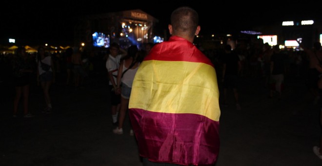 M.G denuncia que le impidieron pasar al recinto del  Arenal Sound con una bandera republicana./Público