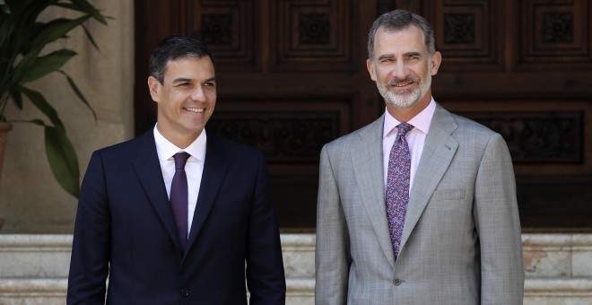 El rey Felipe VI y el presidente del Gobierno,Pedro Sánchez,iz., en el Palacio de Marivent, donde hoy Pedro Sánchez mantiene su primer despacho de verano como presidente del Gobierno con el monarca para repasar los principales asuntos de la actualidad ant