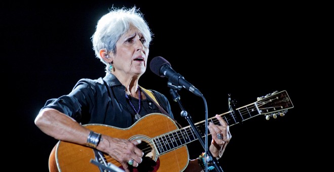 La cantante norteamericana Joan Baez durante su actuación esta noche en el festival de Cap Roig, en Palafrugell, en el marco de su gira de despedida, denominada 'Fare Thee Well' y de presentación de su último trabajo, 'Whistle Down The Wind', después de c