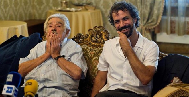 José Mujica (i), junto al director uruguayo Álvaro Brechner (d), hoy durante un encuentro con la prensa en la isla veneciana del Lido/EFE