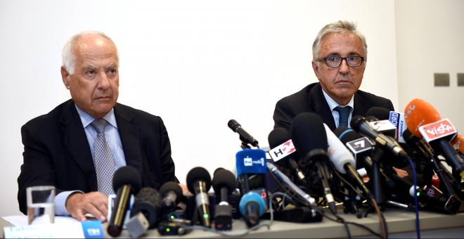 El presidente de Autostrade per l'Italia, Fabio Cerchiai,y el consejero delegado, Giovanni Castellucci, en una rueda de prensa en Génova. REUTERS/Massimo Pinca