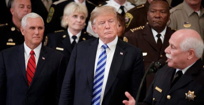 El presidente estadounidense Donald Trump (c) y el vicepresidente Mike Pence (i) participan en una reunión con alguaciles de todo el país, en la Casa Blanca. (SHAWN THEW | EFE)