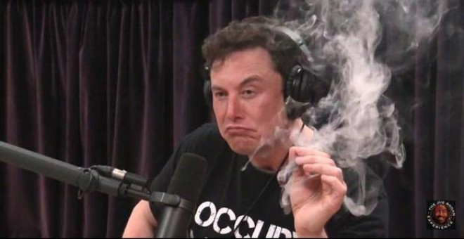 Elon Musk durante la controvertida entrevista en la que ha fumado marihuana.