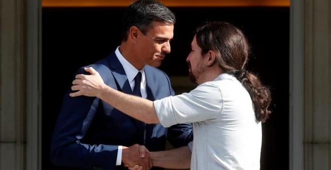 El presidente del Gobierno, Pedro Sánchez, y el secretario general de Podemos, Pablo Iglesias, en la reunión en el Palacio de la Moncloa, en Madrid para negociar los Presupuestos de 2019. EFE/ Kiko Huesca