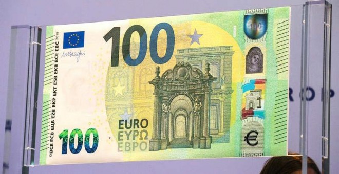 El nuevo billete de 100 euros es descubierto en la sede del Banco Central Europeo (BCE) en Fráncfort (Alemania). (ARMANDO BABANI)