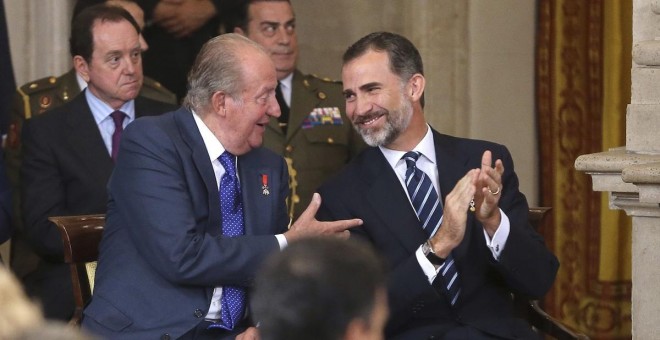 El rey Felipe VI conversa con Juan Carlos. - EFE