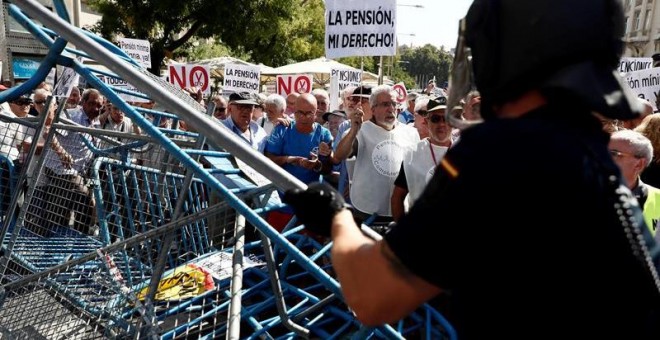 Un grupo de pensionistas que se concentraron este miércoles en el Congreso de los Diputados pidiendo mejoras en sus prestaciones. EFE/Marisc