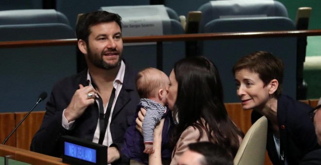 La primera ministra de Nueva Zelanda junto a su hija en la sede de la ONU (Reuters)