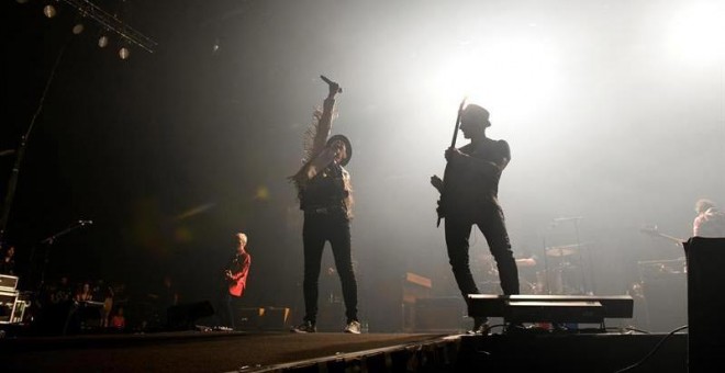 Ariel Roth y Alejo Stivel durante el concierto de su gira 'Adiós Tequila! Tour' ofrecido esta noche en el WiZink Center, en Madrid. (VICTOR LERENA | EFE)