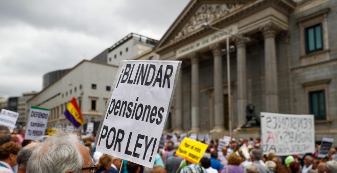 Un grupo de pensionistas ha vuelto a cortar el tráfico en las puertas del Congreso pese a que el pleno de la Cámara se encuentra reunido, acción que ha provocado el malestar de algunos de los organizadores de la protesta, que alertan de posibles sanciones