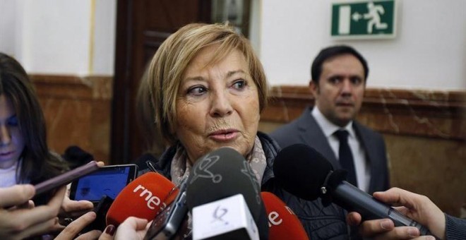 Celia Villalobos comparenciendo ante los medios.