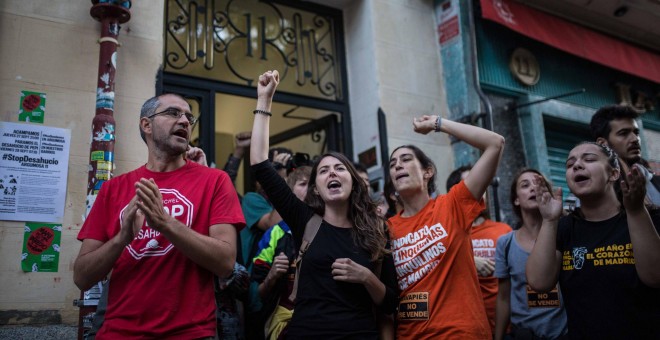 Activistas antidesahucios y vecinos de Lavapiés celebran la paralización del desahucio de Pepi por mandato de las Naciones Unidas.- JAIRO VARGAS