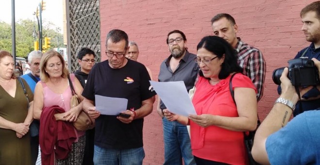 Lectura del manifiesto en el lugar de la memoria dedicado a Manuel José García Caparrós. / MARÍA SERRANO