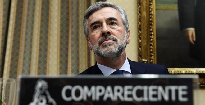 Acebes preparado para responder a las preguntas de los representantes de los diferentes partidos políticos en la Comisión de Investigación parlamentaria sobre la caja B del PP | Chema Moya / EFE