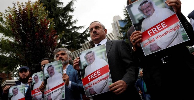 Carteles con la imagen del periodista Jamal Khashoggi. REUTERS