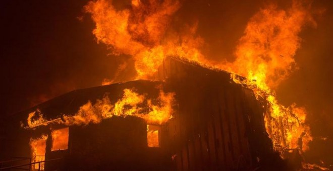 Vista del incendio hoy, jueves 8 de noviembre de 2018, en el condado de Butte, California (EE. UU.). Se ordenó a las comunidades cercanas de Pulga, Paradise y Concow que evacuen la zona.EFE/ Peter Dasilva