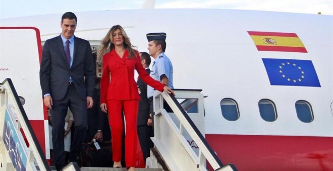 El presidente español, Pedro Sánchez (i), y su esposa María Begoña Gómez (d), descienden del avión a su llegada a La Habana. /EFE