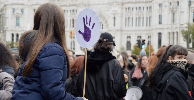 Una niña observa de la concentración feminista en el centro de Madrid - Arancha Ríos