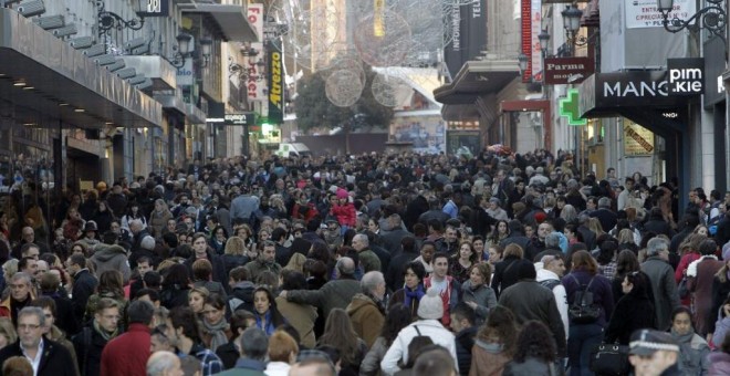 La calle Preciados, una de las principales arterias comerciales del centro de Madrid, en Navidades. EFE