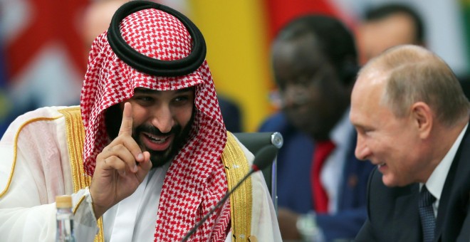 El príncipe heredero de Arabia Saudí, Mohammed bin Salman, habla con el presidente de Rusia, Vladimir Putin, durante la cumbre de líderes del G20 en Buenos Aires, Argentina. / REUTERS - SERGIO MORAES