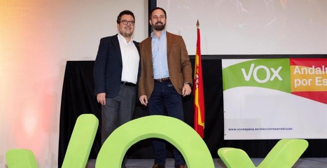 03/12/2018.- El presidente de Vox, Santiago Abascal (d), y el candidato a la presidencia de la Junta de Andalucía, Francisco Serrano, en rueda de prensa hoy en Sevilla donde ha asegurado que su formación 'nunca' va a ser un 'obstáculo' para que haya en An