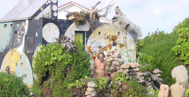 Man, en su jardín-museo de Camelle. / CAMIÑO DOS FAROS