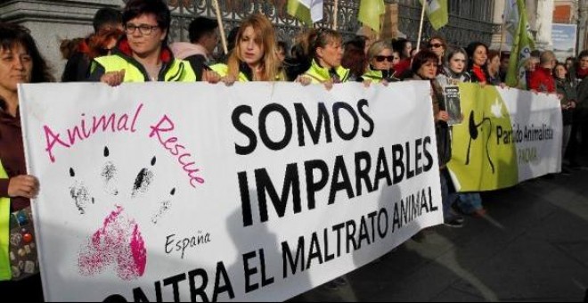 Una manifestación de PACMA frente a Ministerio de Medio Ambiente reclamando el fin de la tortura animal | EFE