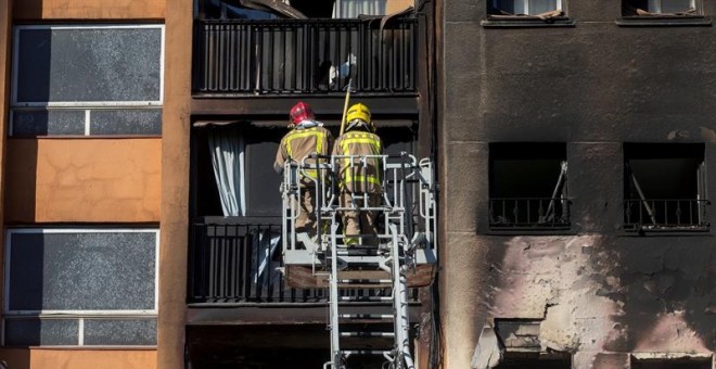 Los Bomberos han logrado controlar el incendio en un edificio de diez plantas en Badalona (Barcelona) que hoy ha causado tres muertos y una quincena de heridos, entre ellos un bebé en estado crítico. EFE/ Quique García