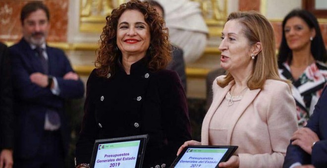 La ministra de Hacienda, María Jesús Montero (i), hace entrega a la presidenta del Congreso de los Diputados, Ana Pastor (d), el Proyecto de Presupuestos Generales del Estado para 2019. (EFE | EMILIO NARANJO)