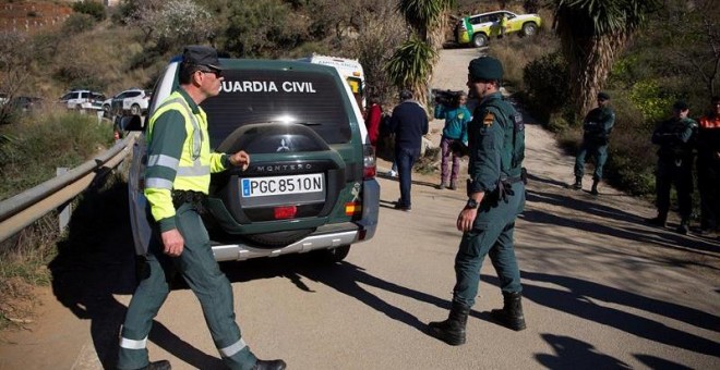 Miembros de la Guardia Civil en los alrededores de la finca privada en la localidad malagueña de Totalán, donde desde ayer se trabaja en el rescate del niño de dos años que cayó a un pozo de más de cien metros de profundidad | EFE/Daniel Pérez