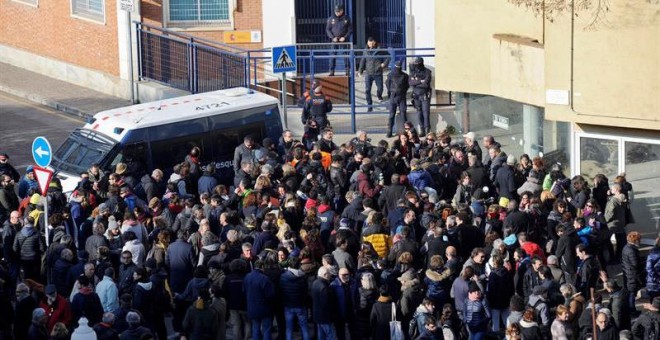 Más de un centenar de personas, entre ellas ediles y alcaldes de otras localidades, congregadas frente a la comisaría de la Policía Nacional de Girona en contra de las detenciones. (ROBIN TOWNSEND | EFE)