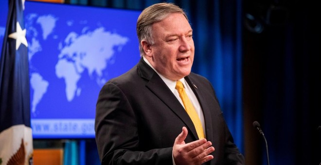 El secretario de Estado de EE.UU., Mike Pompeo, anuncia la suspensión de la participación de Estados Unidos en el tratado INF con Rusia. / EFE - JIM LO SCALZO