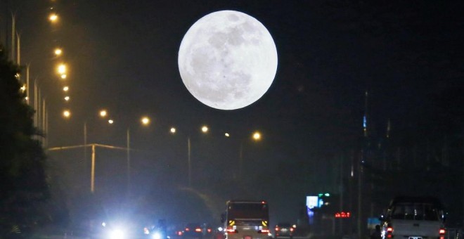 Vista de la superluna en Naypyitaw, Birmania. / EFE