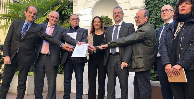 Los firmantes de la petición al Defensor del Pueblo posan tras registrar su escrito. P. R.