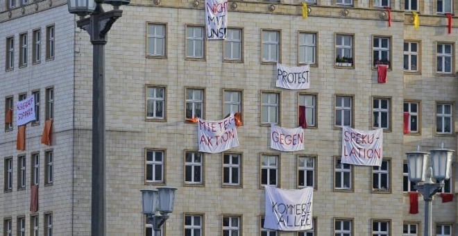 Pancartas contra la venta de viviendas en el bulevar Karl-Marx Allee, una de las principales avenidas de Berlín. AFP/Tobías Schwarz